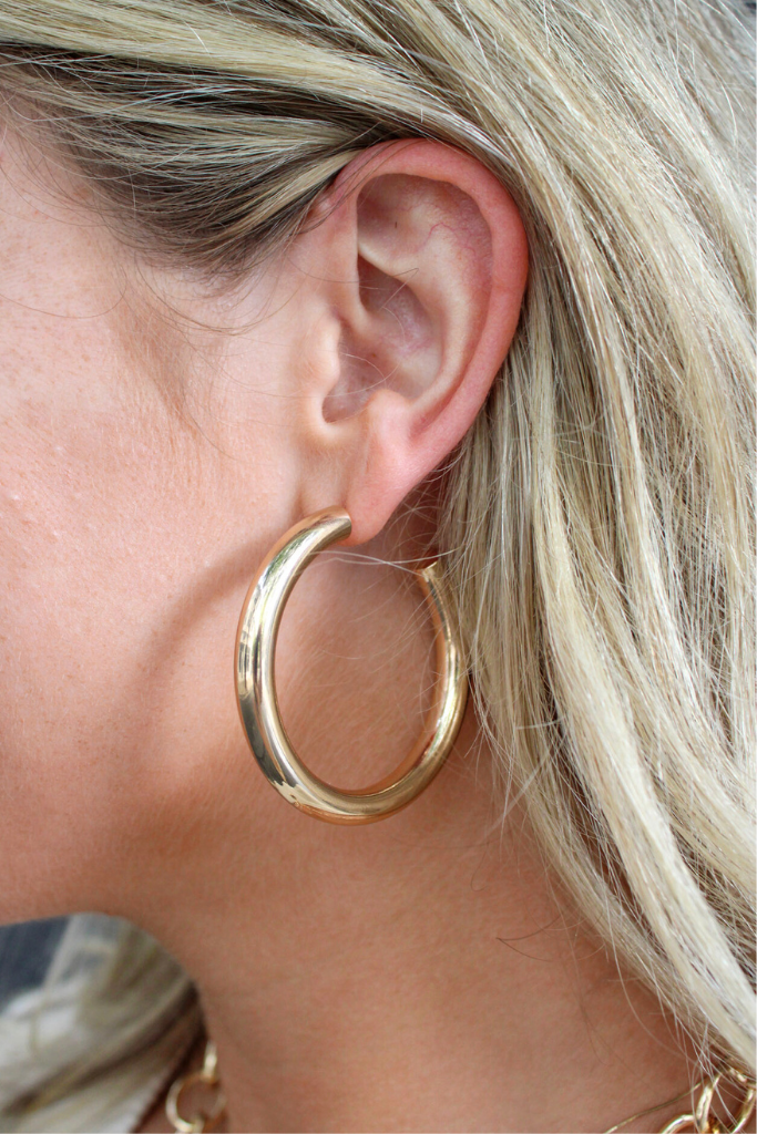 Evangeline Tube Hoop Earring in Gold